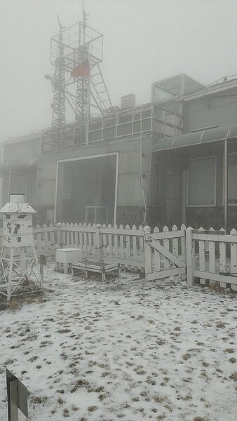 玉山站下午13時25分開始下雪,下午2時積雪0.7公分。圖/氣象局提供