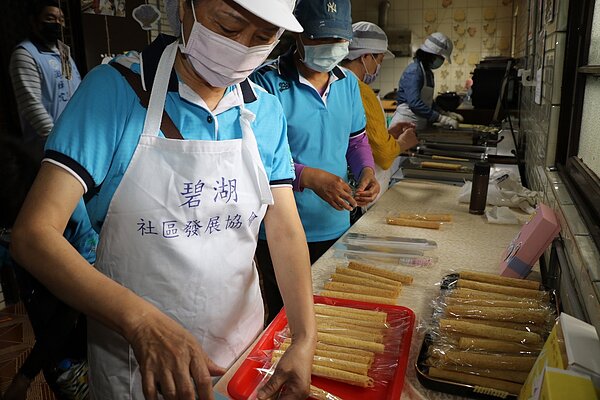 碧湖社區發展協會推出由銀髮長輩自製的社區小產業蛋捲。圖/新北市政府提供