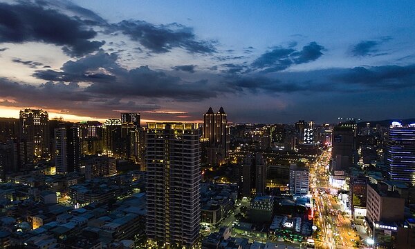 有網友實際查詢高雄三民區的建案行情,發現1字頭的大樓物件相當多且屋齡也很新,讓他直言台灣房價哪裡貴?圖/Google Map