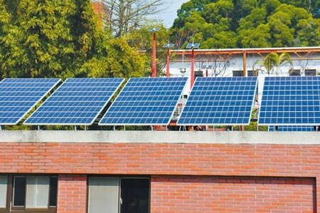 
「公民電廠」是一種新的商業模式，讓再生能源發電變成全民運動，一般社區能在屋頂裝設太陽能板，透過售電改善生活。圖∕本報資料照片
