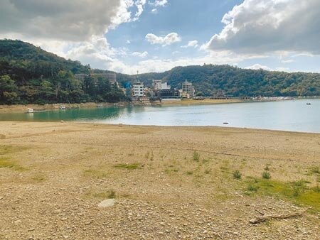 水利署昨表示,先前已提報「長久水資源建設行動計畫」,預計在10年後,也就是2031年時,比現在多增加10億噸儲備水量。圖為日月潭伊達邵碼頭出現旱田景觀。(廖志晃攝)