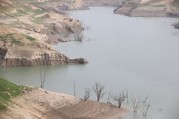 目前桃園以南的水量確實有少,苗栗永和山水庫水位下降,多處已見裸露的丘陵地。圖/聯合資料照