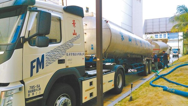 台灣今年旱象嚴峻，恐影響半導體產業，全台3大科學園區進行抗旱演練，以備不時之需。圖為南部科學園區廠商啟動水車演練載水情況。圖／南部科學園區提供