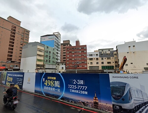 高雄科工館車站附近的「皇普摩天100」輕豪宅大樓預售案至4月底,推出「房子輕鬆買,小孩我幫養」的育嬰補助計畫。圖/Google Map