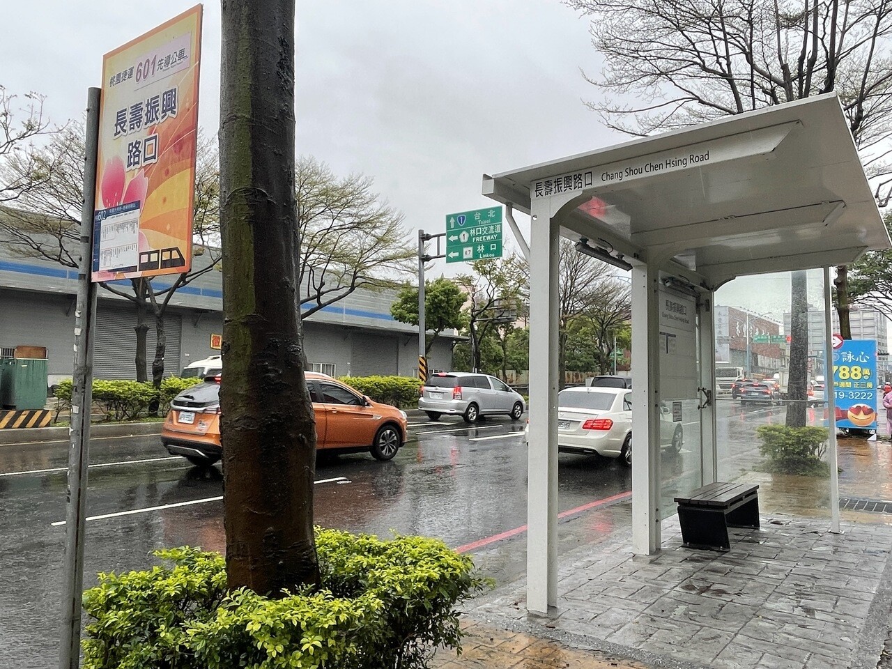 台北、台中近年出現倒懸式公車候車亭，桃園去年起跟進設置，不少公車族好不習慣。圖／聯合資料照