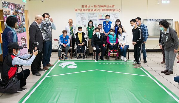 鄭文燦與腦麻服務使用者進行地板滾球體驗。圖/桃園市政府提供