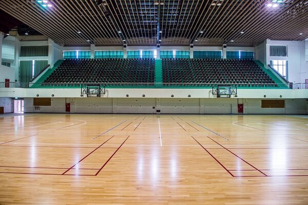 嘉義市港坪運動公園體育館內地板整修已於3月11日完工。圖／嘉義市政府
