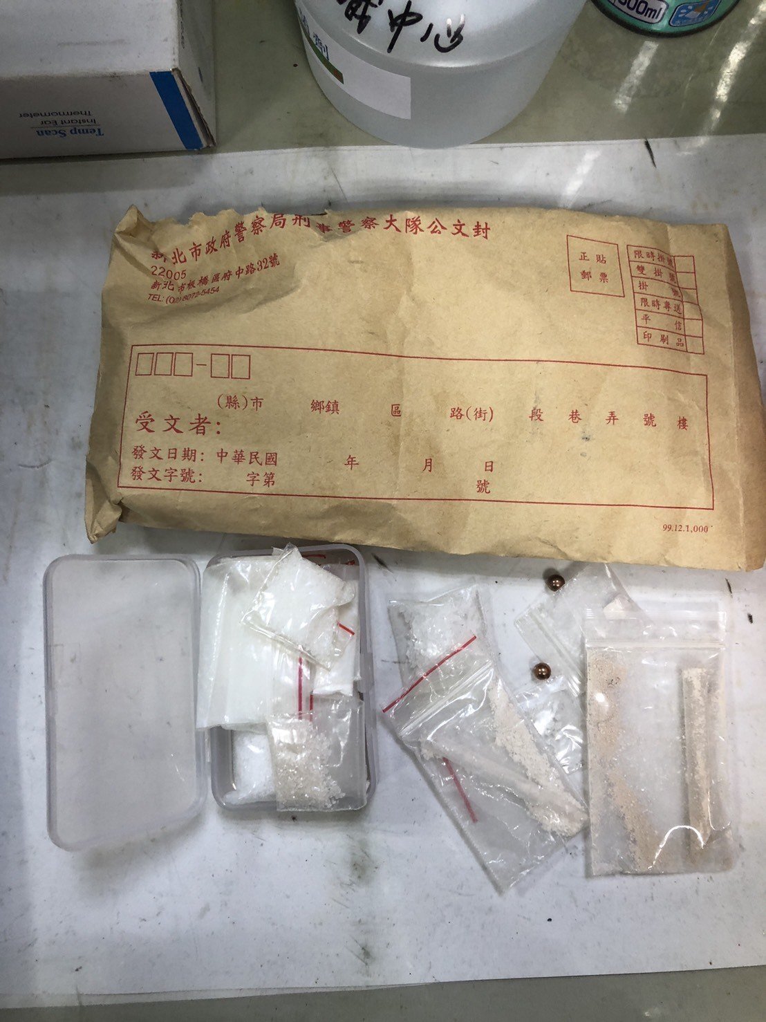 警方搜索新北市刑警大隊找館長案外案的名牌錶,意外在專案小組天花板找到槍和毒品。圖/記者陳俊智翻攝