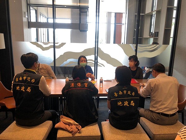 內政部地政司等單位14日前往遠雄建設位在台南中西區的北府院建案現場稽查炒房。圖/台南市政府提供