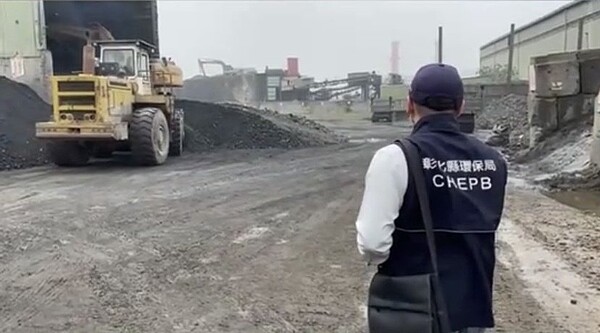 環保局稽查人員查獲線西鄉一家預拌混凝土粒料堆置場,在空汙期間,有空氣汙染情事。圖/彰化縣環保局提供