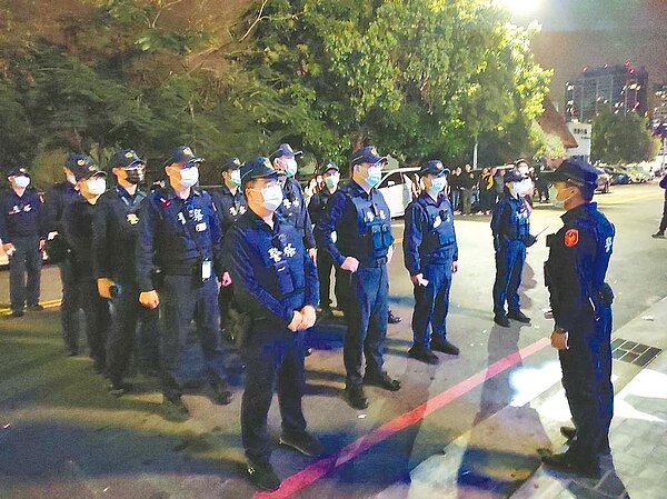 台中市警方實施擴大臨檢掃蕩,夜店容留人數超量遭開罰。(民眾提供/盧金足台中傳真)