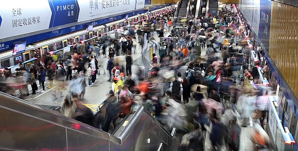 圖為捷運市府站人潮。圖／鄭任南