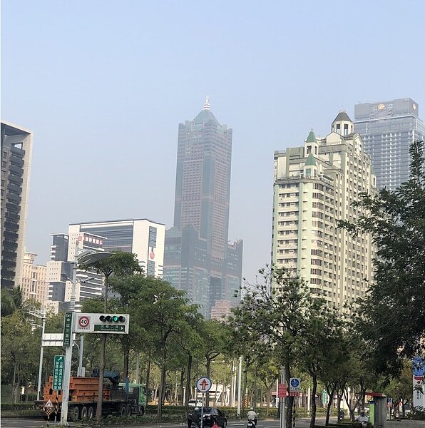 高雄市今天戶外空氣品質欠佳,北高雄呈現紅色警示,與昨天同時相比,空氣有轉差。記者王慧瑛/攝影