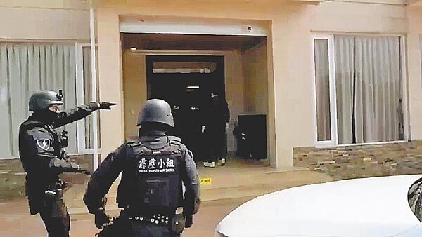 刑事局掌握有詐騙集團將機房藏身民宿，日前動員除暴特勤隊至宜蘭2處豪華民宿攻堅，逮捕昂姓主嫌等31人，依詐欺、組織犯罪送辦，檢方13日全數聲押獲准。（翻攝畫面／胡欣男台北傳真）