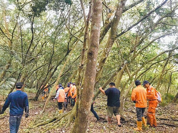 鳳梨阿嬤10日午後騎1輛紅色機車外出採野菜後,就失去音訊,警義消連日地毯式搜尋,14日終在光復鄉大興社區附近一處芒草叢生的田中央找到她了。(民眾提供/羅亦晽花蓮傳真)