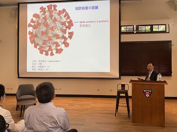 中研院院士李文雄昨天受邀到台南一中演講。記者修瑞瑩／攝影