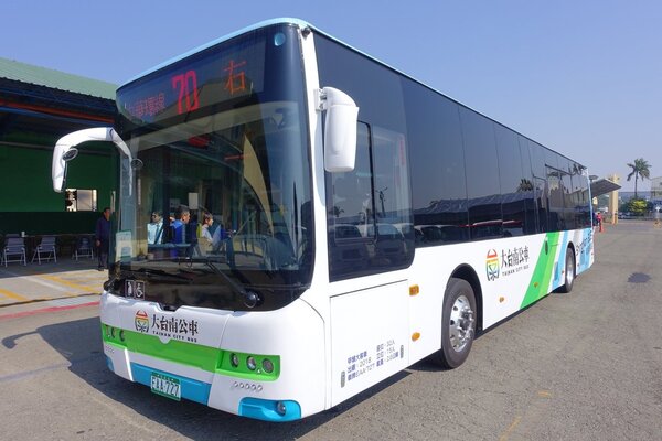 台南市舊有公車將從今年起陸續全面汰換為電動公車。圖為原有的電動公車70路／交通局提供