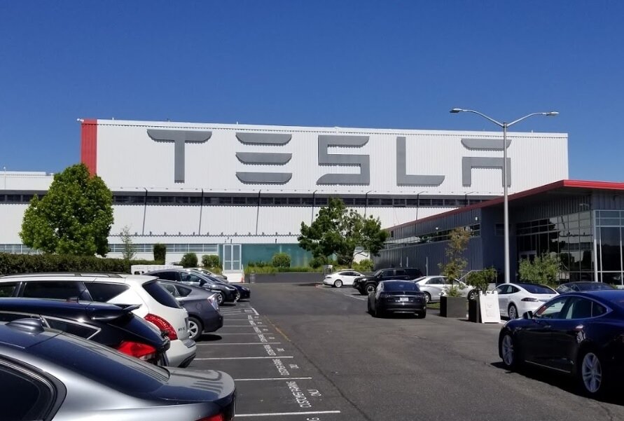 美國電動車大廠特斯拉執行長馬斯克去年5月無視地方政府防疫禁令,堅持復工,截至去年底工廠已有450名員工感染新冠肺炎病毒。圖/Google Map