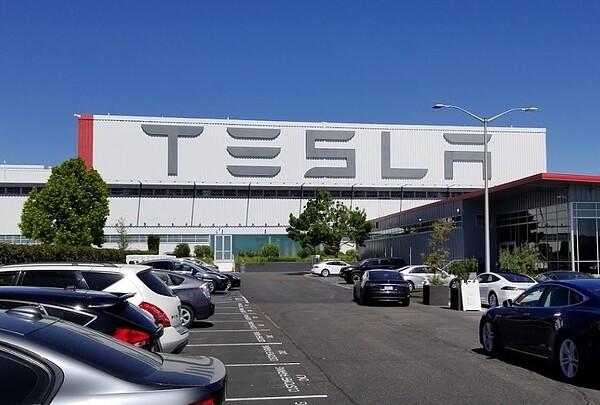 美國電動車大廠特斯拉執行長馬斯克去年5月無視地方政府防疫禁令,堅持復工,截至去年底工廠已有450名員工感染新冠肺炎病毒。圖/Google Map