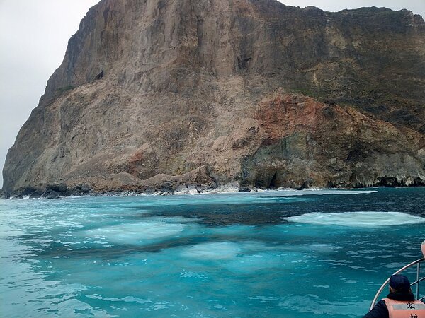 龜山島海底火山最近運動頻繁，除了牛奶海變得特濃，消失多年「龜島磺煙」也竟然重現。圖／簡逢均提供
