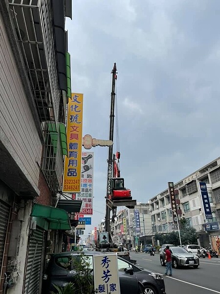 有內行人公布解答,其實怪手是用「吊車」吊上去的。圖/翻攝自《爆廢1公社》