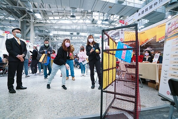 永慶徵才攤位現場用投球九宮格互動遊戲讓民眾了解永慶職位的各種福利制度。圖／永慶房產集團提供
