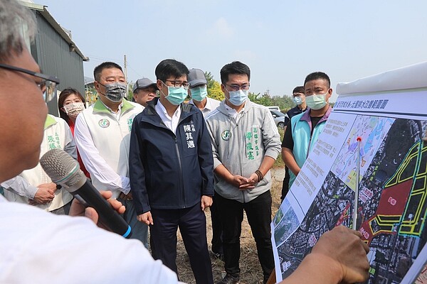 視察北屋排水，陳其邁：整治愛河最後一哩路，盼明年9月完工。圖／高雄市政府提供