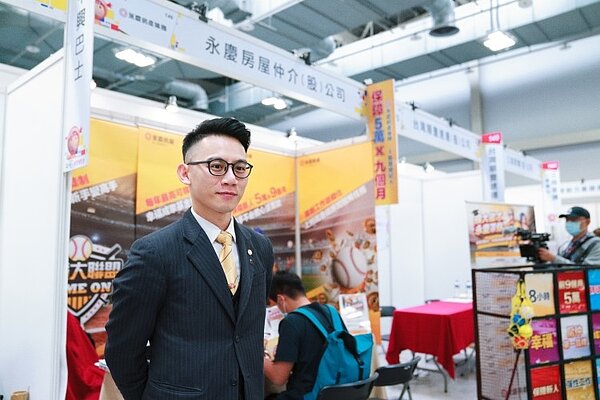 永慶房屋人資部陳繼先經理表示,永慶提供「前九個月每月五萬收入保障」、「一對一師徒制度」、「彈性工作八小時」福利制度,讓職場新人最在意的工作條件一。圖/永慶房產集團提供