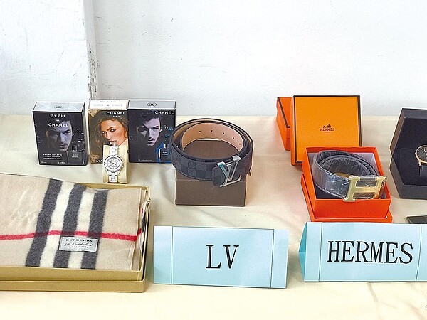 保安警察第二總隊刑事警察大隊查扣超過3000件仿冒品。(警方提供/葉書宏新北傳真)