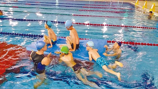 台中市府22日起,20座公立游泳池將縮短開放時間。(台中市府提供/盧金足台中傳真)