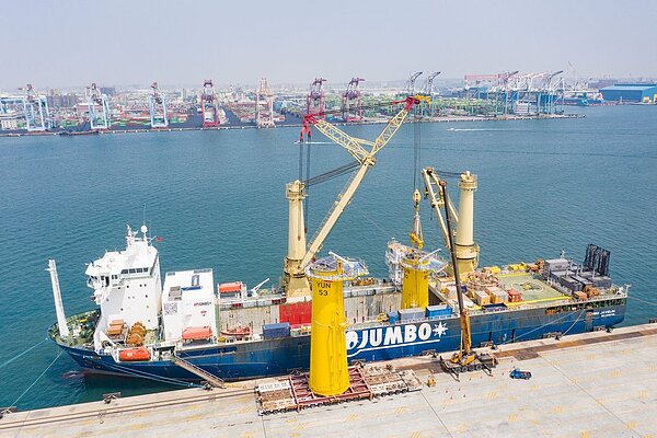 由wpd達德能源所開發的允能雲林離岸風場,第一批水下基礎轉接段近日出港、準備進行吊裝作業,而此為首批本土製造的轉接段。 圖/wpd達德能源提供