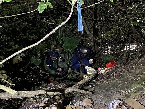 稽查員採取廢污水水樣。圖/新北市政府提供