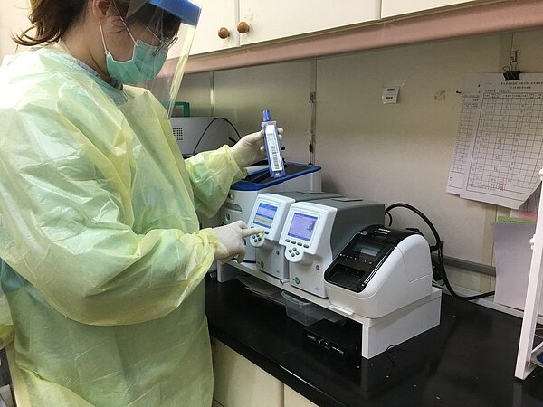 台北榮民總醫院桃園分院檢驗師操作檢驗設備。圖/院方提供