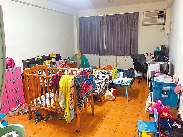 高雄地檢署偵辦一起男嬰死亡案,在屍體內驗出安毒,逮捕與男嬰同住的男嬰母親、姑丈、伯父3人。檢方在狹小的屋內(如圖)發現還有8名未滿8歲幼童同住。(高雄地檢署提供/袁庭堯高雄傳真)