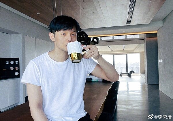 藝人李榮浩日前在微博發「早安圖」,卻被網友揪出兩大亮點。圖/取自李榮浩微博