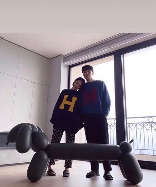 李榮浩與楊丞琳因疫情相隔300多天後合體,兩人重逢合照就選在陽台前的氣球狗座椅。圖/取自楊丞琳instagram