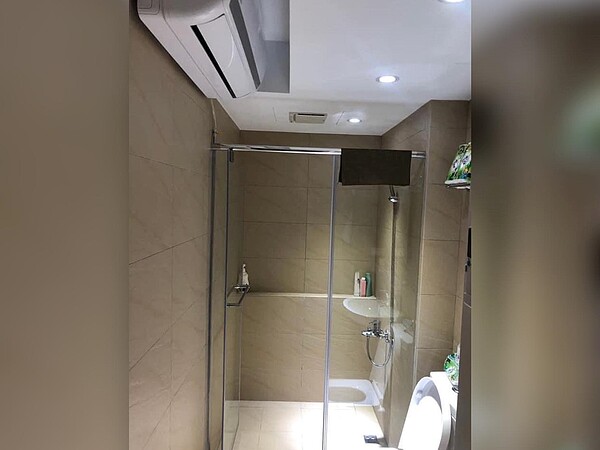 許多網友對於浴室裝冷氣感到很新奇。圖/截自臉書粉絲專頁《奇葩裝潢分享中心》