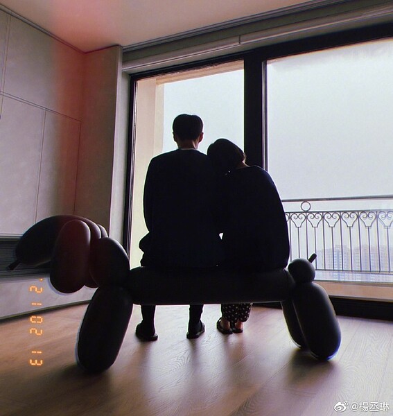 李榮浩與楊丞琳因疫情相隔300多天後合體,兩人重逢合照就選在陽台前的氣球狗座椅上。圖/取自楊丞琳微博