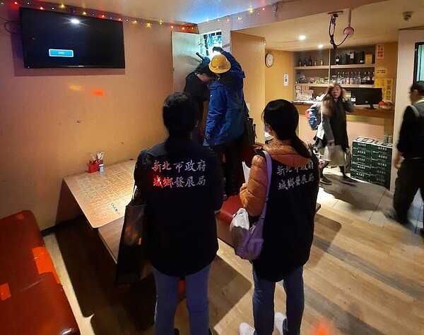 林口有業者違規在住宅區內經營視聽歌唱行業,且刻意逃漏稅金、規避罰鍰及法律責任,已遭公共安全稽查小組斷電處分。圖/新北市城鄉局提供
