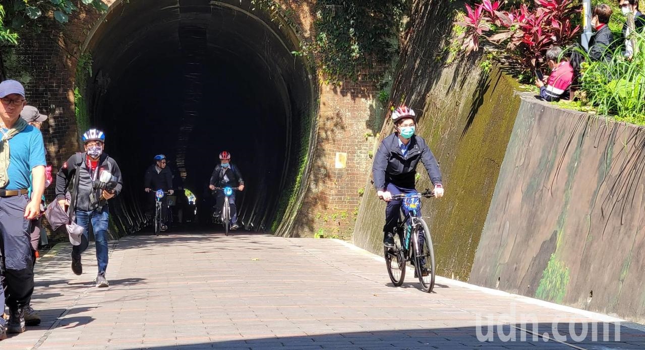 行政院長蘇貞昌上月從汐止騎自行車經舊五堵隧道到基隆，宣布將花1.8億元改善自行車道。圖／聯合資料照