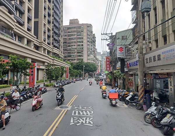 有網友提問，三重區溪尾街上屋齡超過40年的老公寓，如果單價每坪35萬是否能下手。圖／Google Map