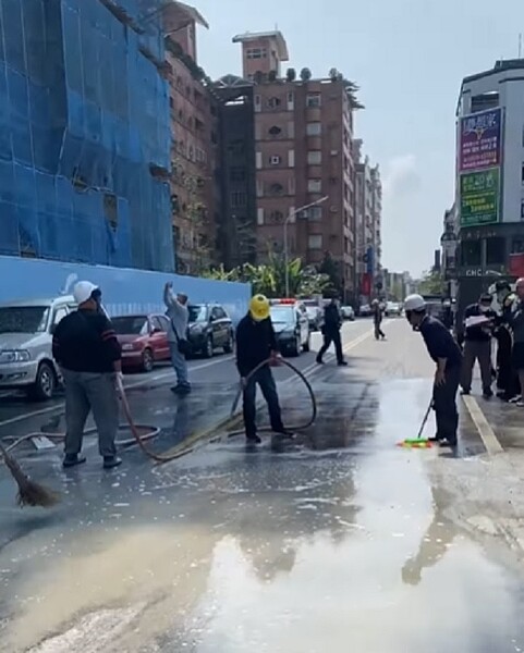 宜蘭一處新建案灌漿時發生意外，導致水泥從14樓一洩而下，驚險過程波及一名騎士。圖／民眾授權提供