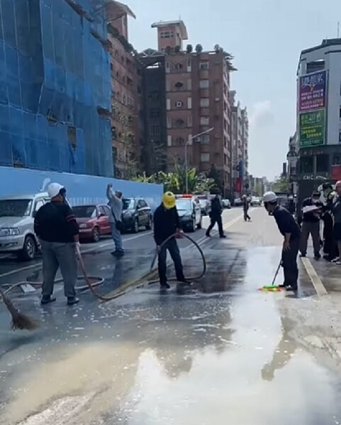 宜蘭一處新建案灌漿時發生意外,導致水泥從14樓一洩而下,驚險過程波及一名騎士。圖/民眾授權提供