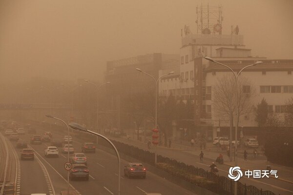 沙塵爆15日侵襲北京，整個城市天空昏黃一片。（取自中國天氣網）