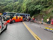 蘇花公路遊覽車撞山壁　逾10人輕重傷