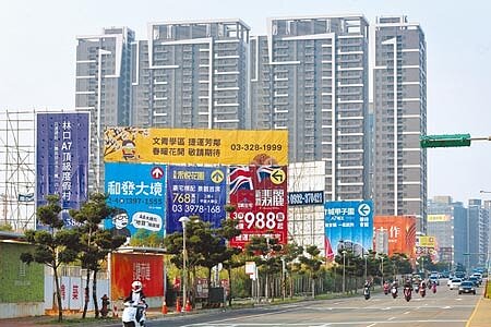 在野黨為搶攻青年支持,爭相提「囤房稅」修法,強烈表態,告訴外界「至少我們願意提案、而執政黨連提案都不敢提」。圖為預售屋推案量龐大的桃園龜山A7重劃區。(本報資料照片)