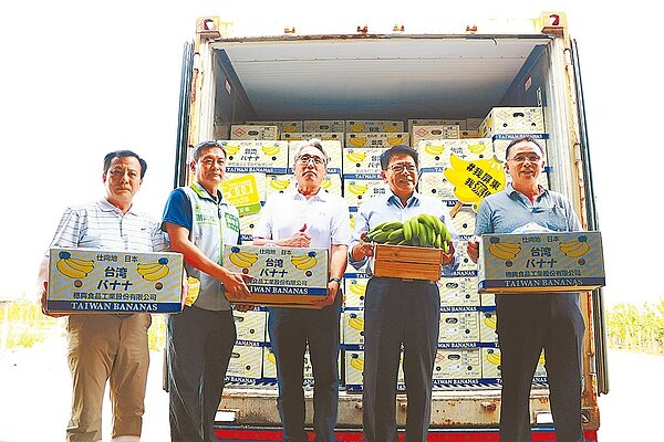 日前台灣外銷日本的香蕉,因農藥超標遭退貨,引起國際譁然,但身為香蕉生產大縣的屏東16日大動作「封櫃銷日」,強調屏東香蕉深獲日本肯定。圖/謝佳潾攝