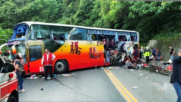 蘇花公路昨天發生遊覽車撞山壁的事故，造成6死39傷，消防隊員與民眾協助傷者就醫。圖／讀者提供