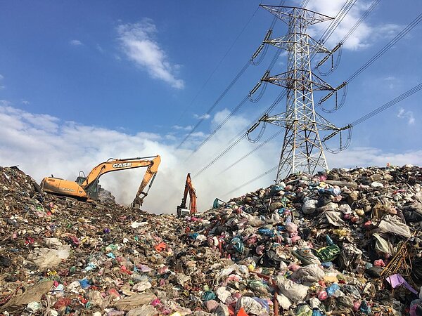 草屯鎮垃圾轉運站垃圾清運,南投縣環保局兩度招標都無廠商投標。圖/南投縣環保局提供