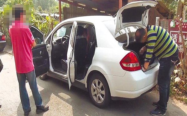 雲林縣劉姓男狼師（左）偷拍女童猥褻照片，至少有3名女童受害。（雲林地檢署提供／張朝欣雲林傳真）